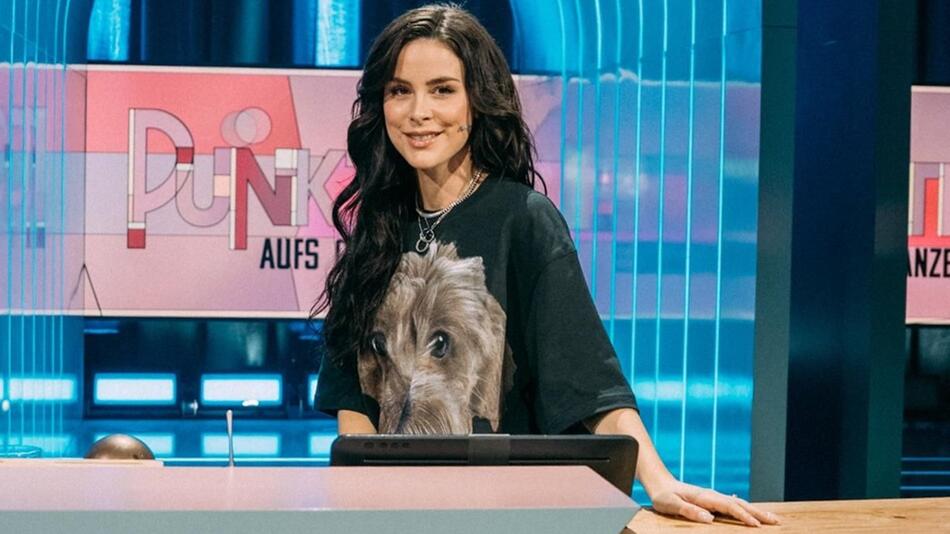 Lena Meyer-Landruts Gesicht ziert jetzt eine Bodenplatte vor dem Studio in Berlin.