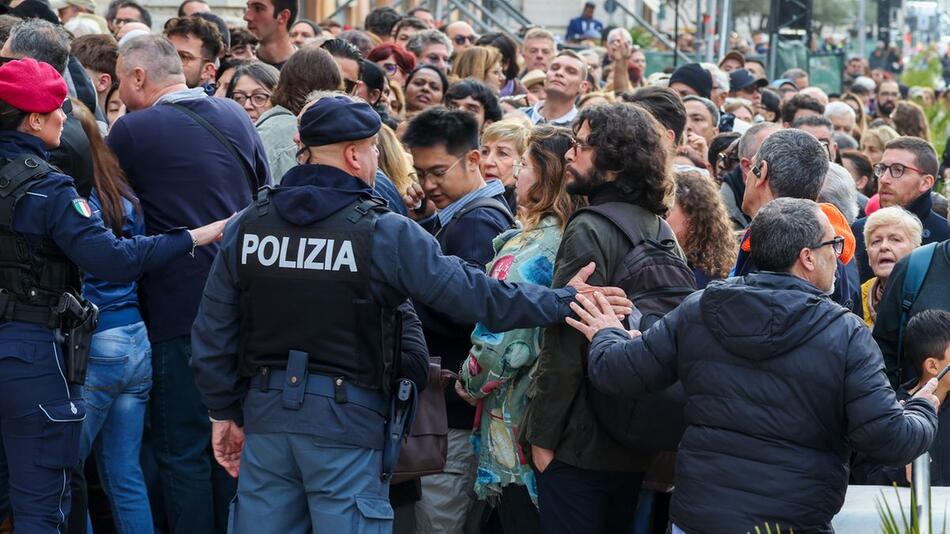 Großer Andrang: Teils chaotische Szenen vor Petersplatz in Rom