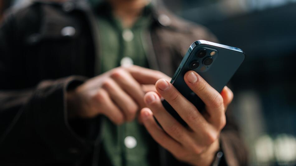 Das Handy zeigt einen Anruf der Eltern – doch dran ist der Geheimdienst