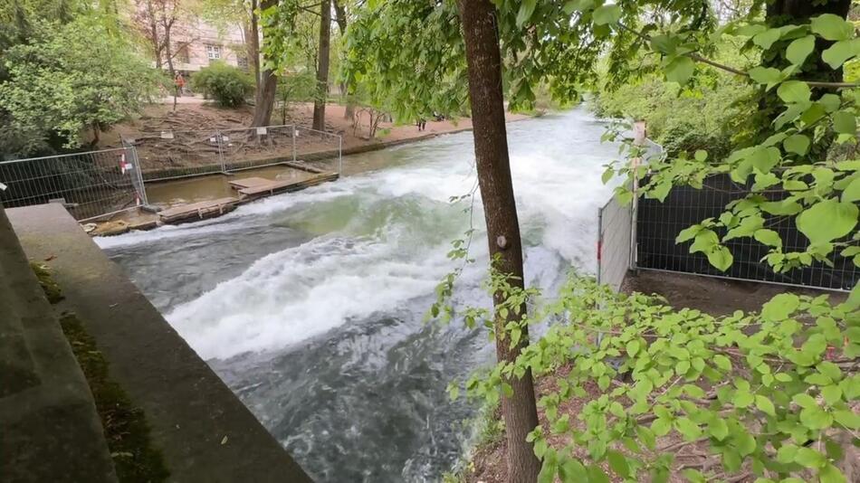 München: Surferin stirbt nach Unfall an Eisbachwelle