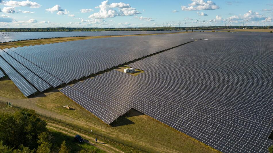 Luftaufnahme von Deutschlands größtem Solarpark 2022, Weesow-Willmersdorf