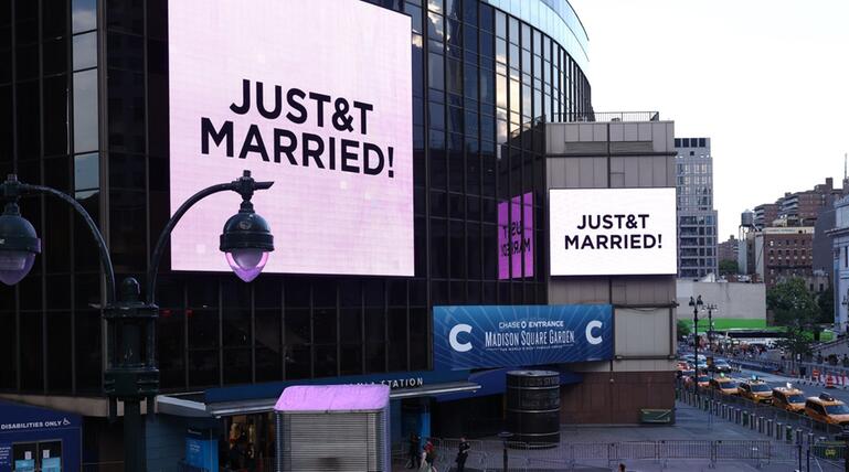 Vor dem Madison Square Garden wurde mit dem Schriftzug "JUST&T MARRIED!" die Hochzeit von Taylor ...
