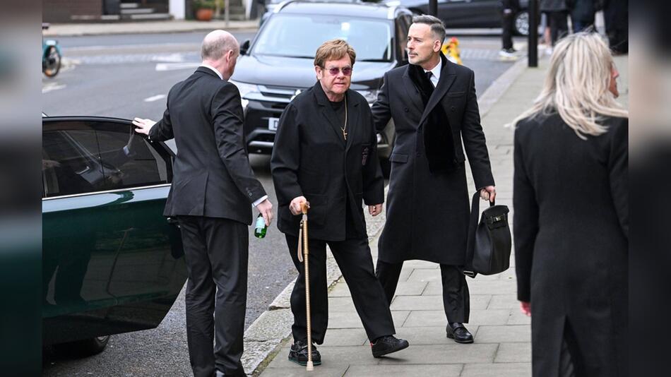 Elton John und David Furnish besuchen eine Trauerfeier.