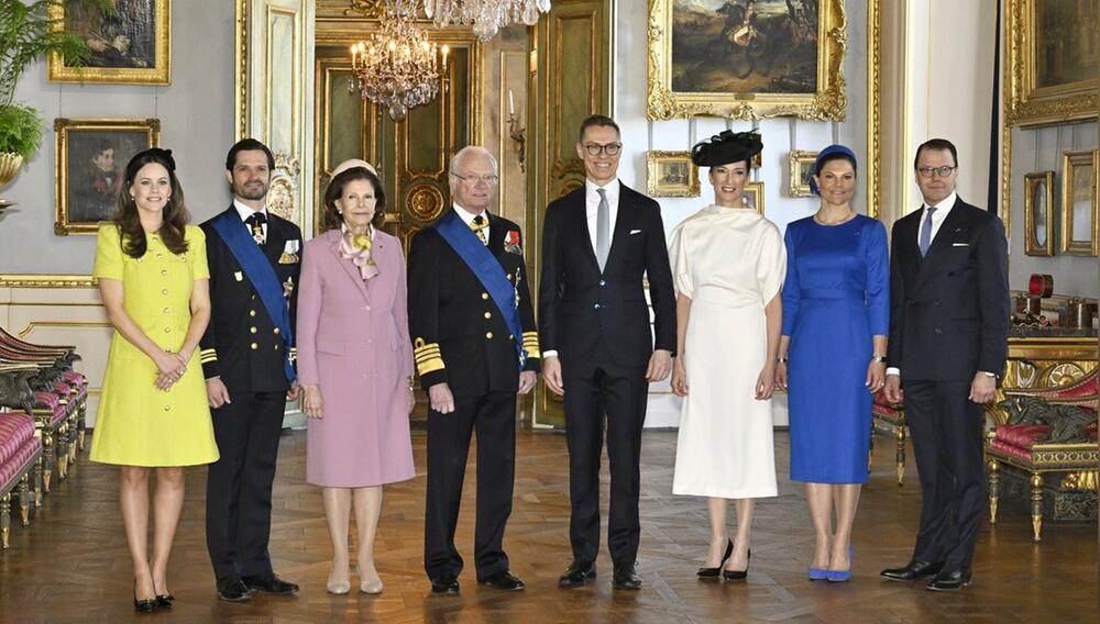Die schwedische Königsfamilie begrüßt das finnische Präsidentenpaar im Palast in Stockholm. Von ...