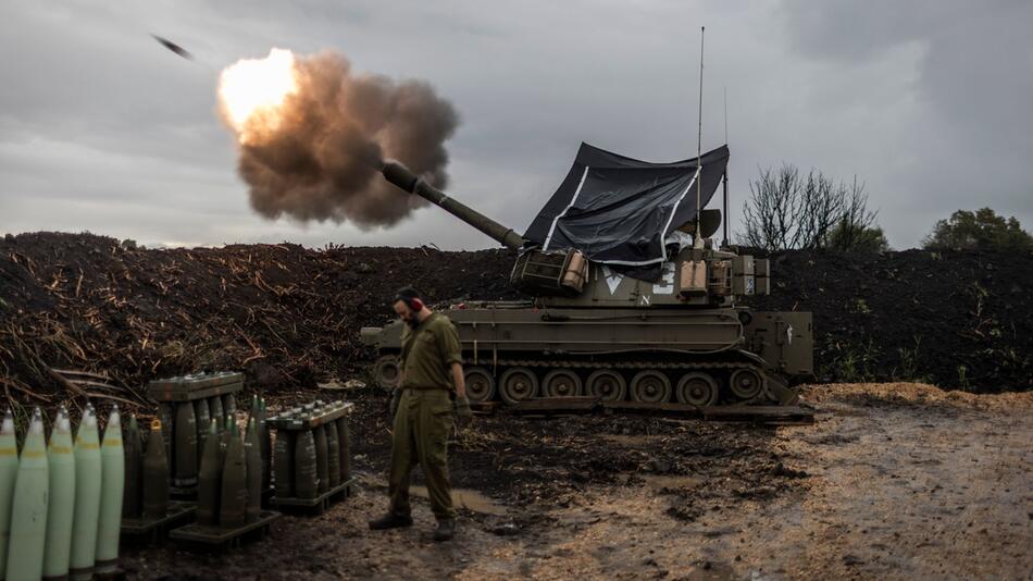 Israelische Soldaten feuern nahe dem Libanon eine Haubitze ab