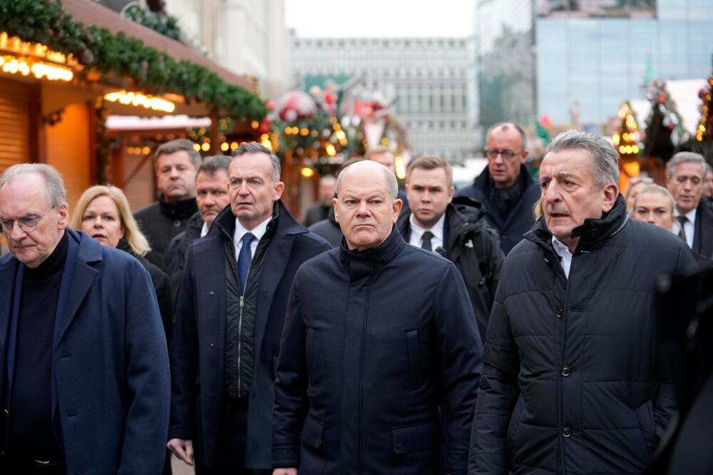 Olaf Scholz und Nancy Faeser vor Ort auf dem Magdeburger Weihnachtsmarkt.