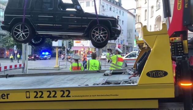 Stuttgart: Auto fährt in Gruppe - Polizei geht von Unfall aus