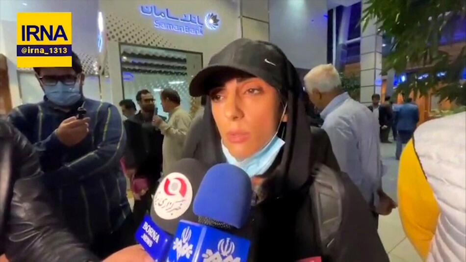 Die iranische Kletterin Elnaz Rekabi gibt nach ihrer Rückkehr nach Teheran ein Interview.