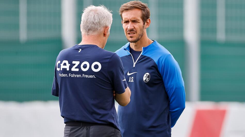 Freiburgs Cheftrainer Christian Streich spricht mit seinem Assistenten Julian Schuster