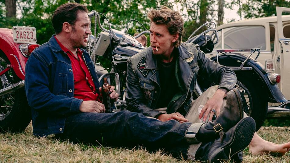 Tom Hardy (li.) und Austin Butler in "The Bikeriders".