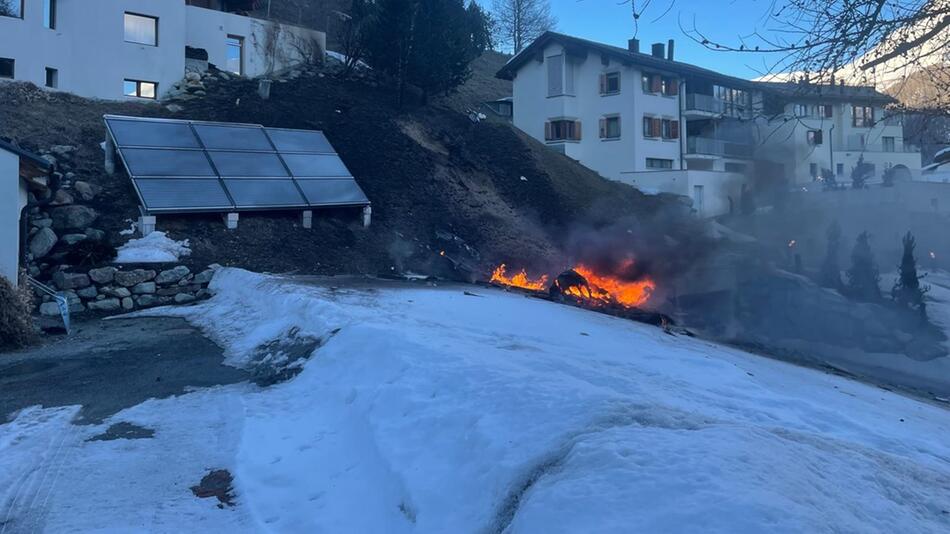 Brennende Reste des Flugzeugs
