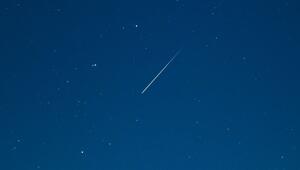 Eine Sternschnuppe leuchtet am Nachthimmel 