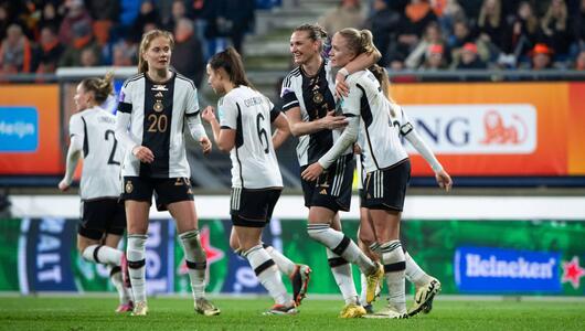 Die deutschen Spielerinnen jubeln über das 2:0 gegen die Niederlande.