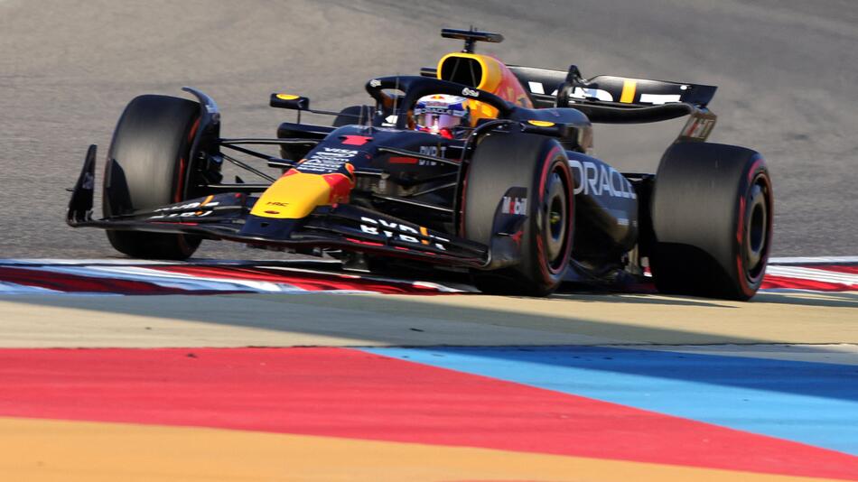 Max Verstappen ist im dritten freien Training zum Großen Preis von Bahrain unterwegs