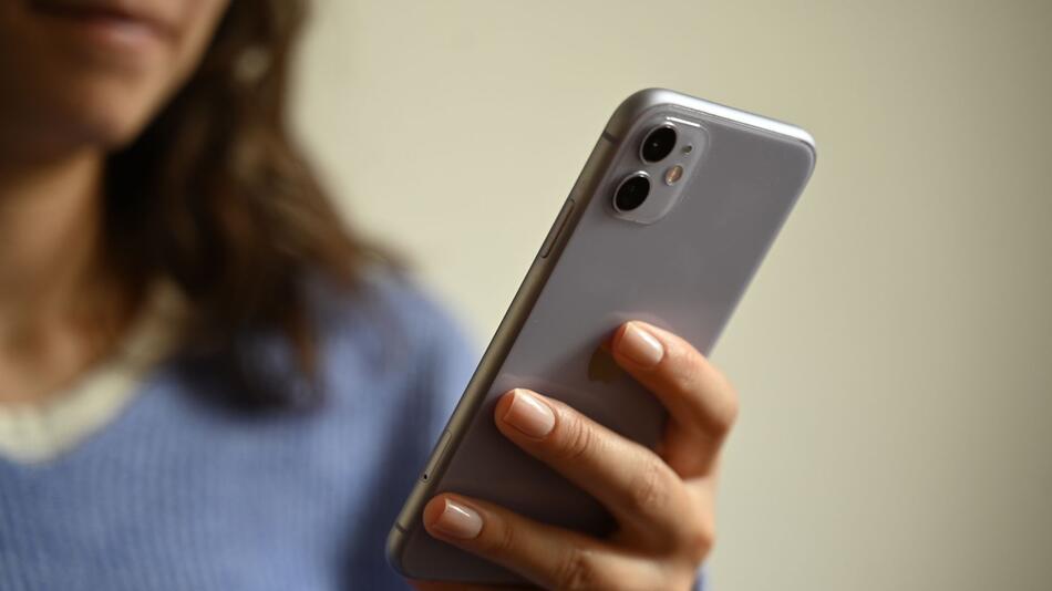 Eine Frau hält ein Smartphone in der Hand