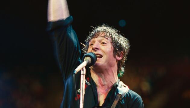 Jeremy Allen White steht in "Deliver Me From Nowhere" als Bruce Springsteen auf der Bühne.