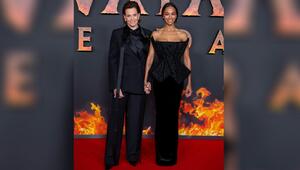Sigourney Weaver (l.) und Zoe Saldaña bei der Premiere von "Avatar: Fire and Ash" in Paris.