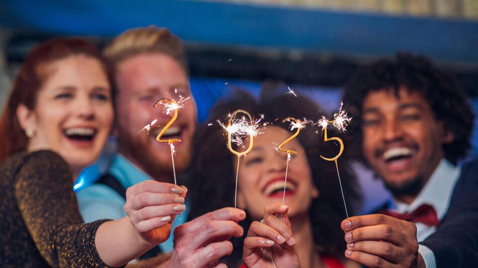 Freunde feiern Silvester