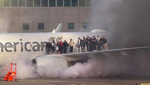 Flugzeug fängt Feuer