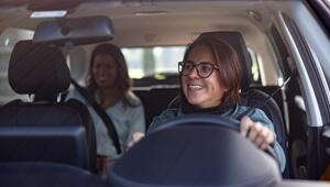 Frau fährt Uber
