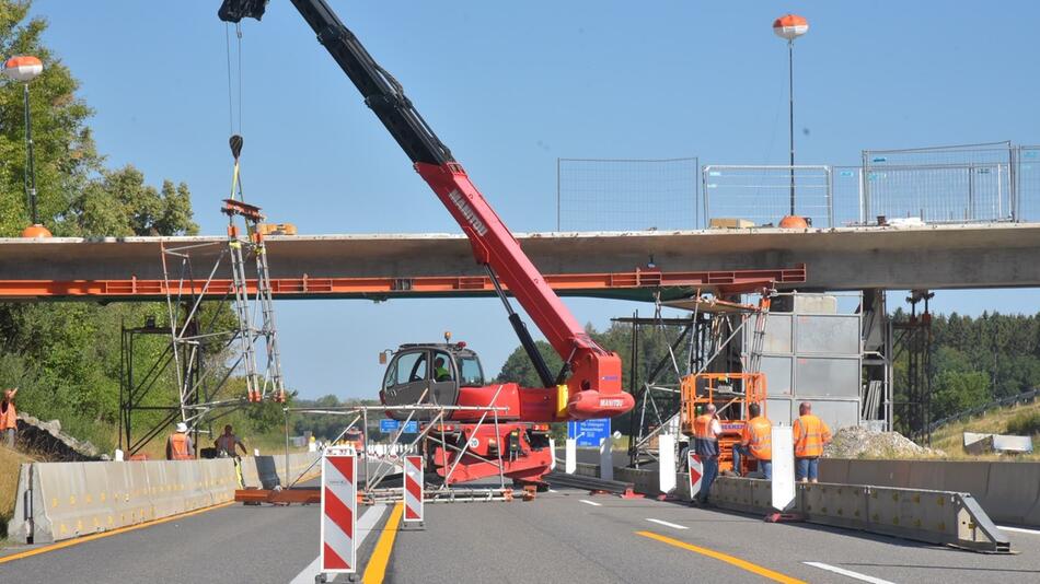 Tonnenschwerer Stahlträger stürzt auf Autobahn