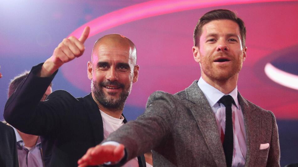 Pep Guardiola und Xabi Alonso feiern die Meisterschaft 2016 mit dem FC Bayern