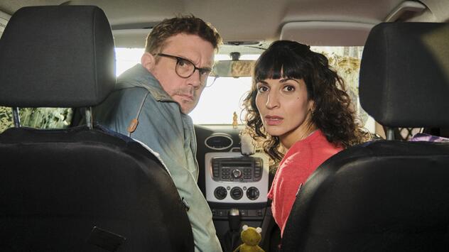 Sebastian Bezzel und Neda Rahmanian als unfreiwillige Agenten in der Thrillerkomödie "Zwei ...