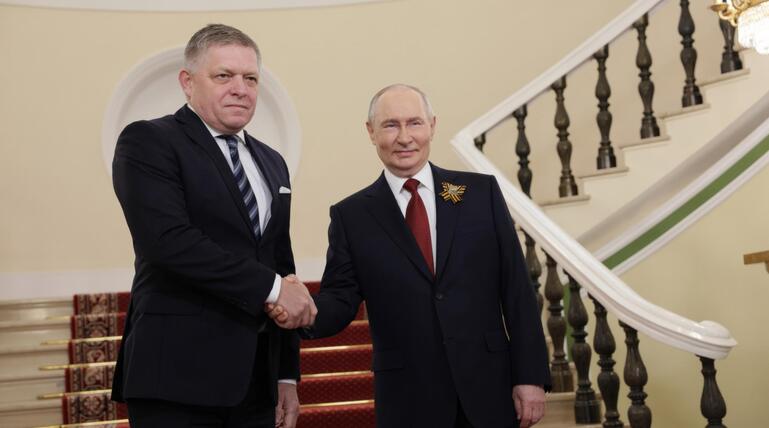 Wladimir Putin begrüßt den Robert Fico.