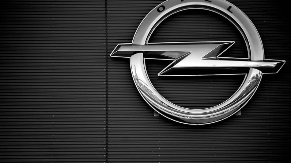 Markenzeichen am Opel-Werk in Rüsselsheim.