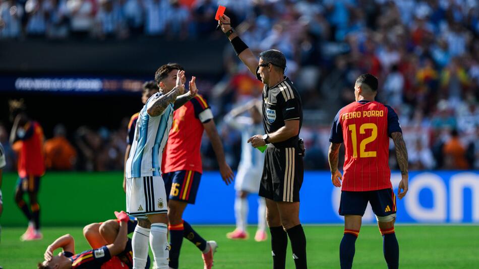 Es geht in die Verlängerung! Argentinien gegen Spanien nur noch zu zehnt