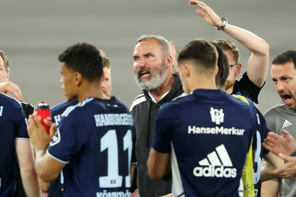 HSV-Trainer Tim Walter stimmt seine Elf am 1. Juni 2023 in Stuttgart bereits auf das Rückspiel ein