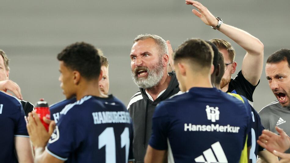 HSV-Trainer Tim Walter stimmt seine Elf am 1. Juni 2023 in Stuttgart bereits auf das Rückspiel ein