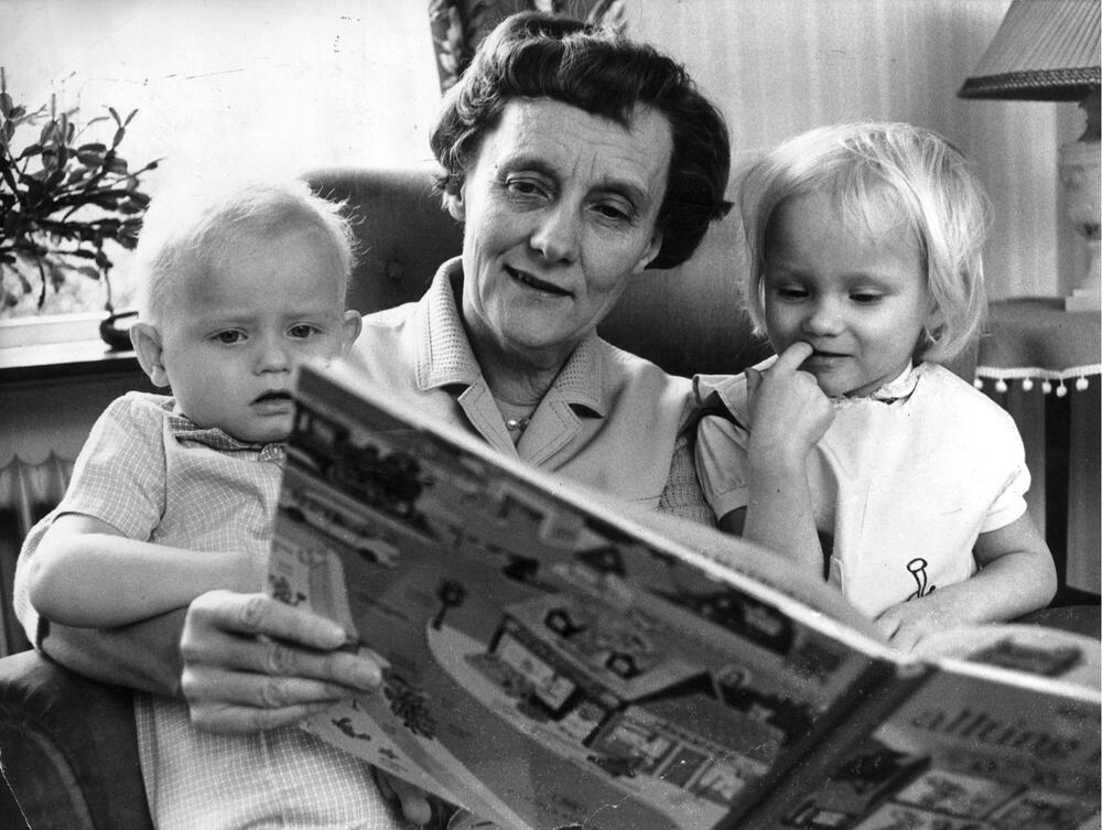 Astrid Lindgren und ihre Enkelkinder Annika und Anders
