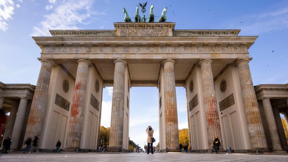 Das Brandenburger Tor in Berlin nach einer Farbattacke durch Klimaaktivisten