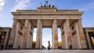 Das Brandenburger Tor in Berlin nach einer Farbattacke durch Klimaaktivisten 