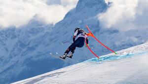 Lindsey Vonn blieb bei der Abfahrt an einem der Tore hängen und verletzte sich bei einem Sturz ...