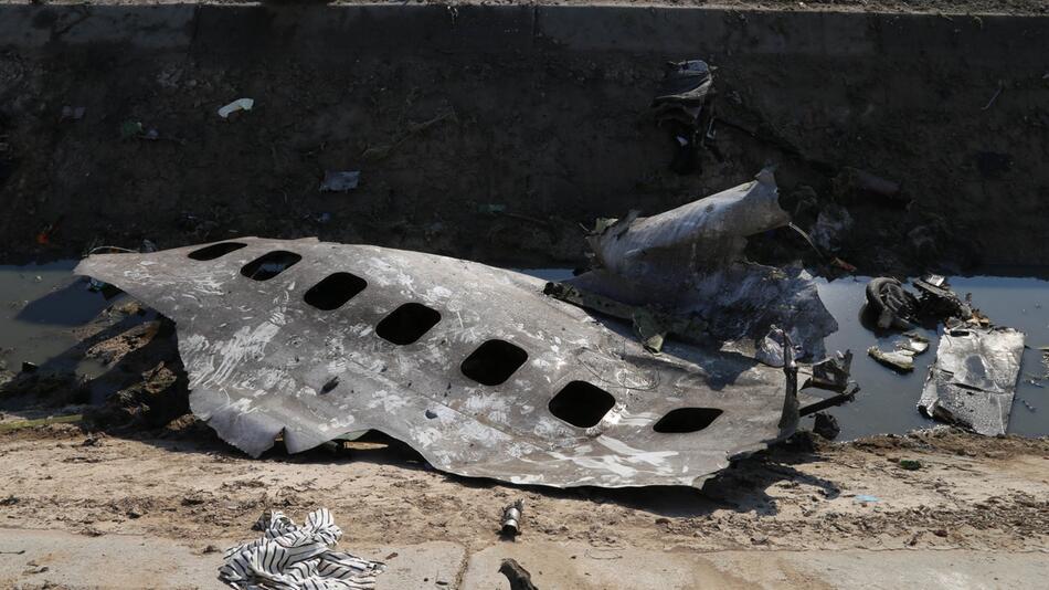 Passagierflugzeug nahe Teheran abgestürzt