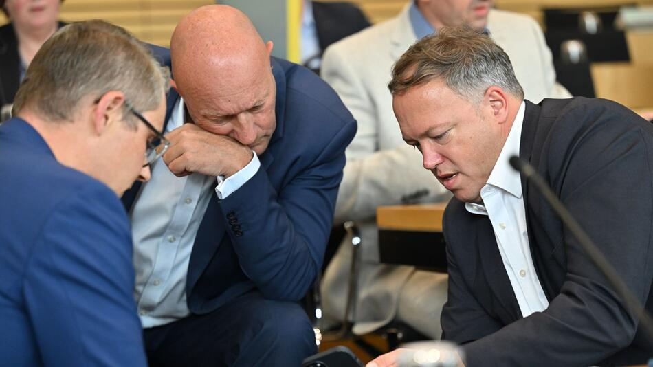 Thomas Kemmerich (M.), Sprecher der Gruppe der FDP, und Mario Voigt (CDU, r.)