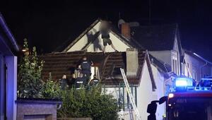 Mann setzt Balkon in Brand und verschanzt sich auf Hausdach