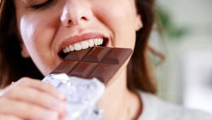 Frau isst Schokolade