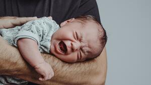 Neugeborenes Baby weint auf dem Arm seines Vaters