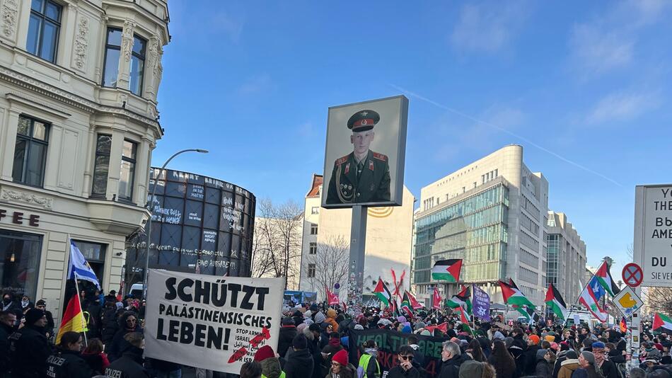 Propalästinensische Kundgebung am Checkpoint Charlie