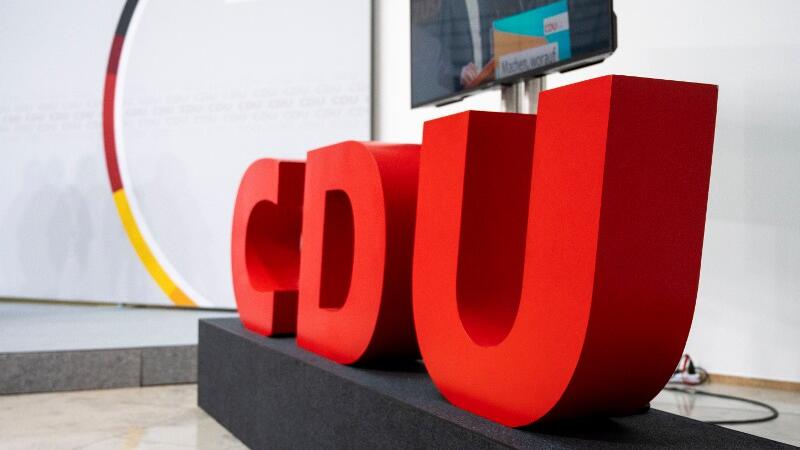 Das CDU-Logo steht vor einer Bühne.