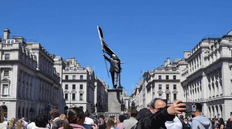 Banksy hat über Nacht eine neue Statue in London enthüllt.