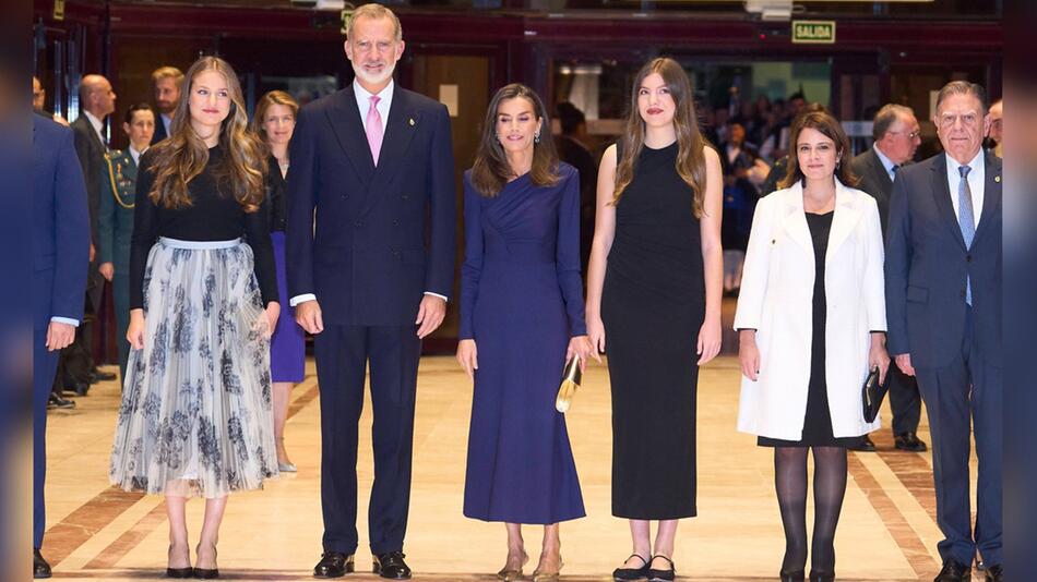 V.l.n.r.: Prinzessin Leonor, König Felipe, Königin Letizia und Prinzessin Sofia beim Konzert zum ...