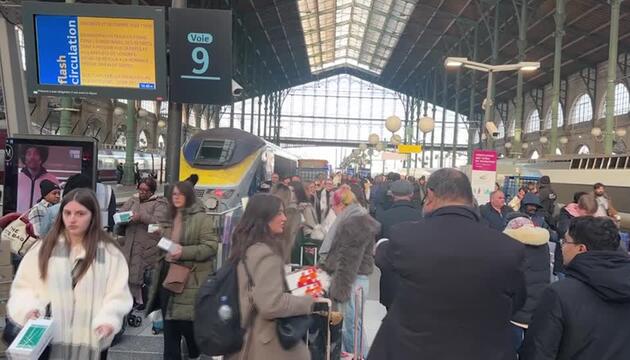 "Ziemlich dunkel und sehr stickig" - Bahnreisende sitzen im Eurotunnel fest