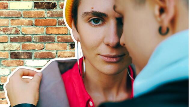 Zwei Frauen, eine davon schaut ernst in die Kamera. 