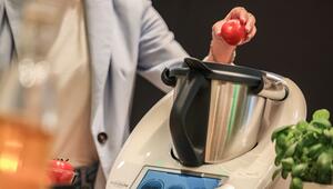 Frau befüllt einen Thermomix