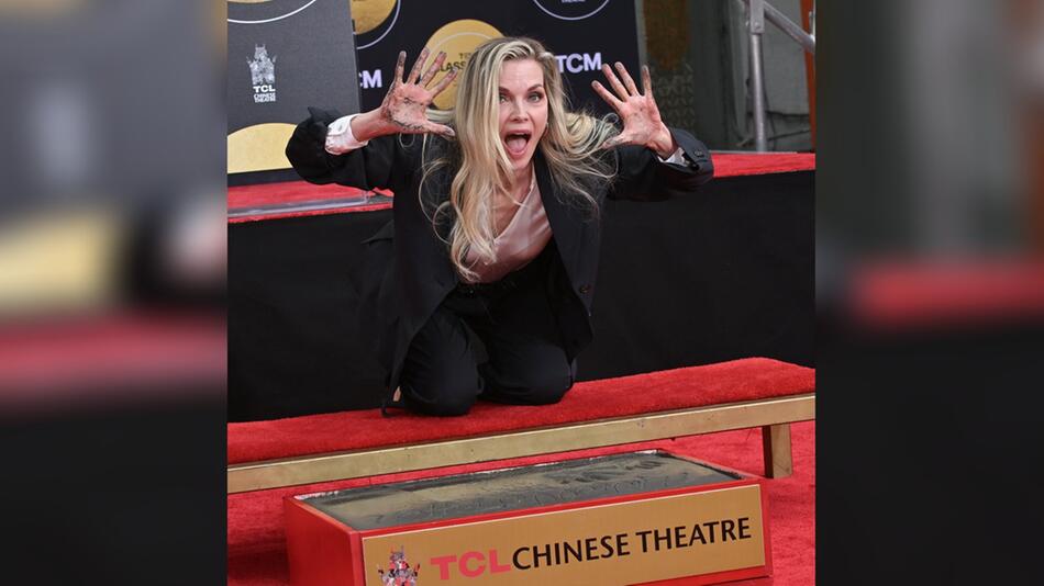 Michelle Pfeiffer bei der Hand- und Fußabdruck-Zeremonie vor dem TCL Chinese Theatre in Hollywood.