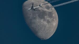 Mond mit Flugzeug